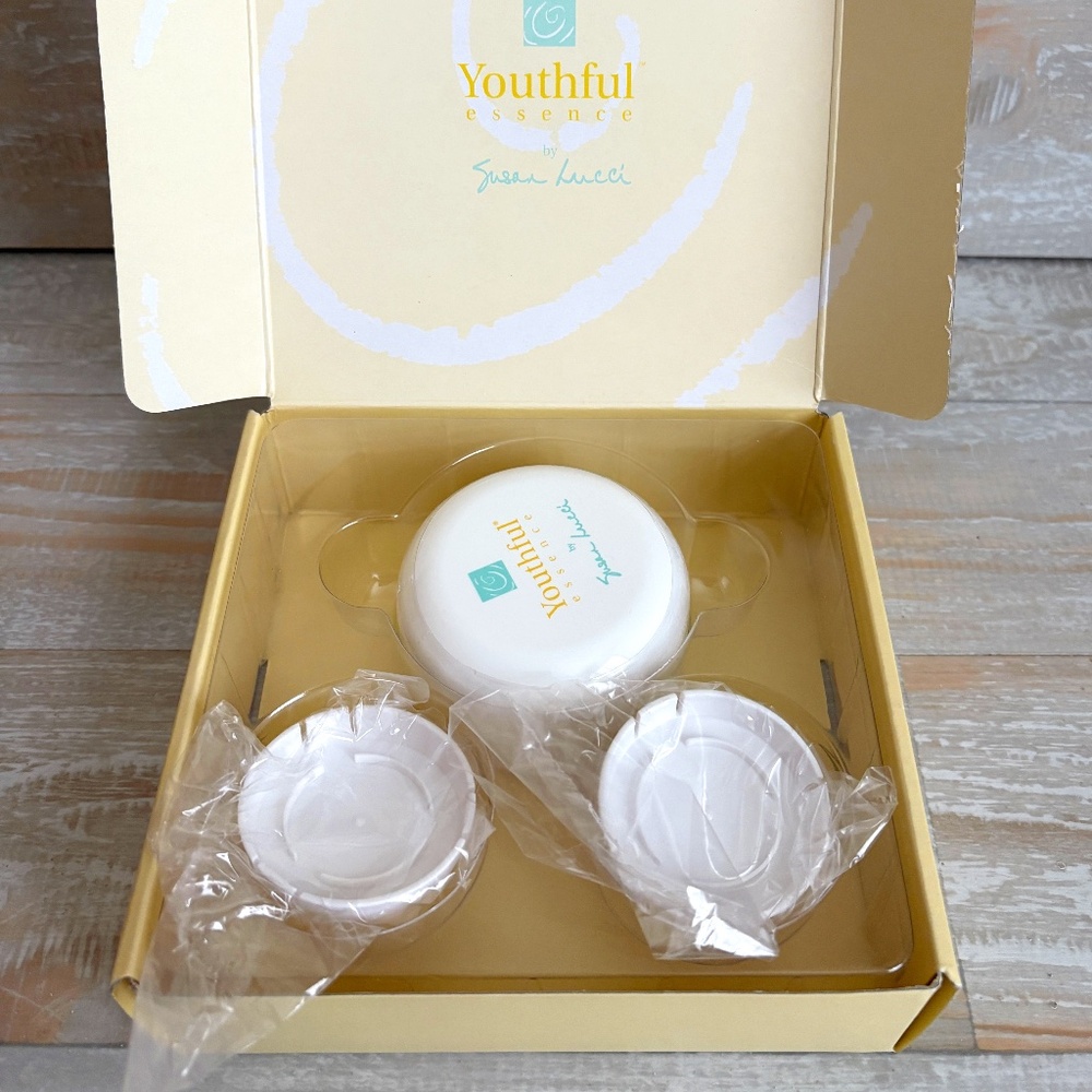 Susan Lucci Youthful Essence Vitamin Enriched 2.5 oz Resurfacing Cream 2 Sponges